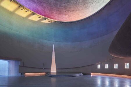 Iglesia de María Restituta. Iglesia futurista de Atelier Štěpán | stepan_marek_kostel_lesna_24