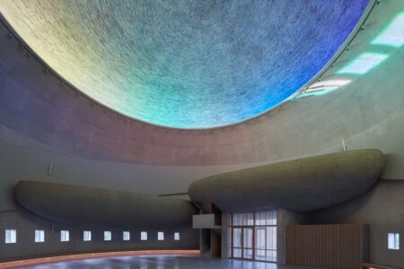 Iglesia de María Restituta. Iglesia futurista de Atelier Štěpán | stepan_marek_kostel_lesna_25