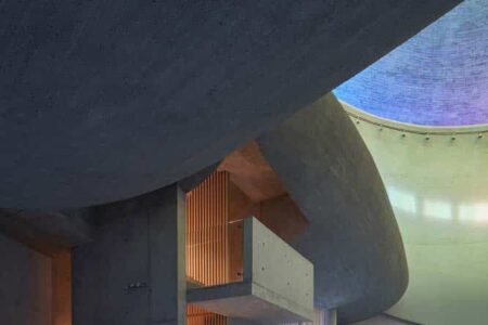 Iglesia de María Restituta. Iglesia futurista de Atelier Štěpán | stepan_marek_kostel_lesna_29