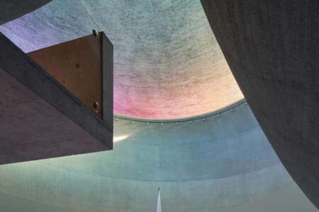 Iglesia de María Restituta. Iglesia futurista de Atelier Štěpán | stepan_marek_kostel_lesna_30
