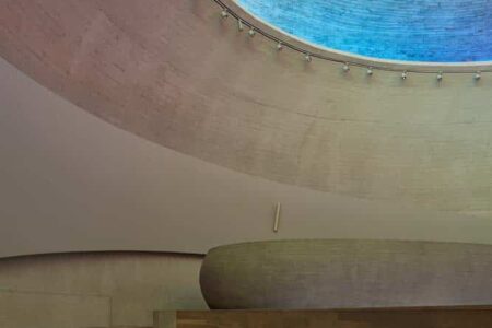 Iglesia de María Restituta. Iglesia futurista de Atelier Štěpán | stepan_marek_kostel_lesna_33