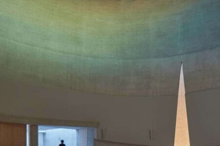 Iglesia de María Restituta. Iglesia futurista de Atelier Štěpán | stepan_marek_kostel_lesna_34