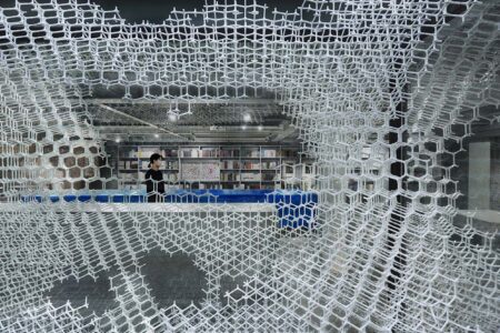 Librería en Shanghái The Arts Bridge Space. Infinity Mind | 02 the y character is interspersed to create a visual space that is superimposed on each other photo credit infinity mind