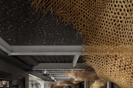 Librería en Shanghái The Arts Bridge Space. Infinity Mind | 03 the traditional weaved bamboo installation which extends from outside through to the ceiling of the interior photo credit infinity mind