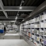 Librería en Shanghái The Arts Bridge Space. Infinity Mind | 05 recycled concrete tables and booths in the space photo credit infinity mind