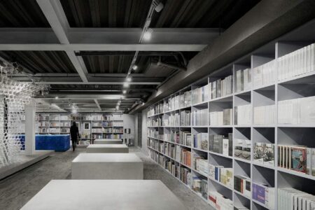 Librería en Shanghái The Arts Bridge Space. Infinity Mind | 05 recycled concrete tables and booths in the space photo credit infinity mind