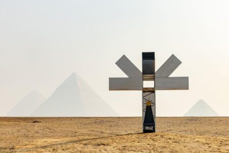 Observatory Meta Oiko. Artur Lescher. Forever is now. Pirámides de Giza. Antiguo Egipto. | 05_art_egypte_forever_is_now_iii_observatory_meta_oiko_arthur_lescher_roomdiseno