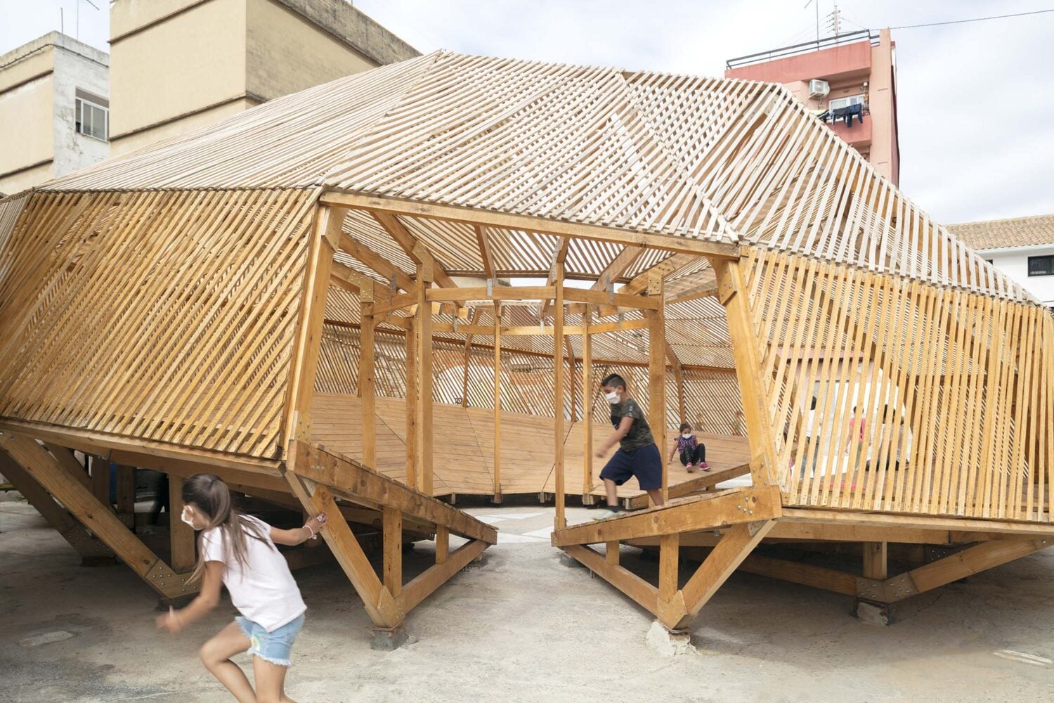 Zona Santiago. Mobiliario urbano y parque de juegos | 07 zona santiago milena villalba 2021