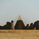 Treasures. Azza Al Qubaisi. Forever is now. Pirámides de Giza. Antiguo Egipto. | 09_art_egypte_forever_is_now_iii_treasures_azza_al_qubaiso_kollectiv_roomdiseno