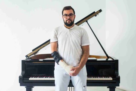 Segunda mano. Cure Bionics. Singulier Plurielles. 12º Bienal Internacional de Diseño de Saint-Étienne | 1 tu joues bien au piano avec une deuxieme main tu seras le prochain beethoven cure bionics