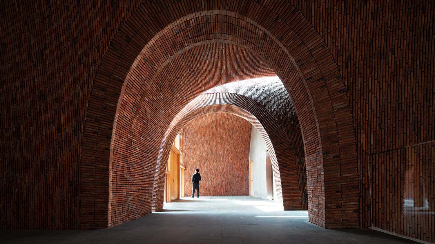 Jingdezhen Imperial Kiln Museum. Studio Zhu Pei. Cerámica china | 10 view to the foyer of auditoriumschranimage 2