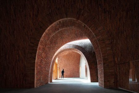 Jingdezhen Imperial Kiln Museum. Studio Zhu Pei. Cerámica china | 10 view to the foyer of auditoriumschranimage