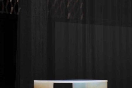 iridiscencia, muebles de resina, Nilufar Deport, Objects of Common Interest | 10_gc_nilufar_mdw23_depot_objects of common interest_ph ruy teixeira