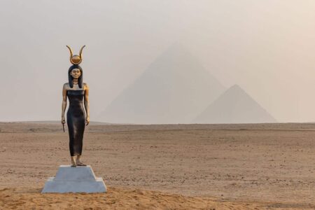 Woman in the Form of Goddess Hatho. Carole A. Feuerman. Forever is now. Pirámides de Giza. Antiguo Egipto. | 11_art_egypte_forever_is_now_iii_egyptian_woman_goddess_hathor_carole_feuerman_roomdiseno