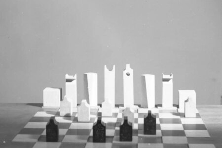 Ajedrez diseñado por Néstor Basterretxea, Espiral, 1961 Archivo Municipal de Irun