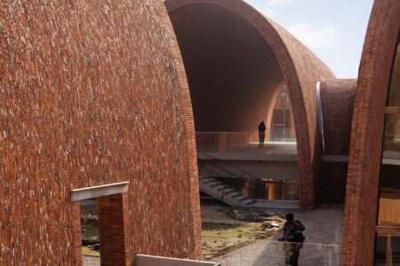 Jingdezhen Imperial Kiln Museum. Studio Zhu Pei. Cerámica china | 14 view in between open vaultsschranimage