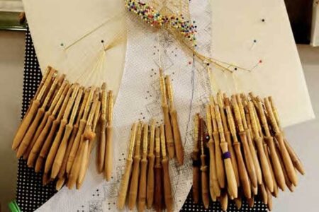 Encajes de Bolillos Alfonso Aguilar. Sevilla. Artesanía y Diseño. La Fábrica | 141 nombre del taller 142 encajes de bolillos alfonso aguilar