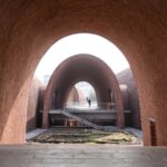Jingdezhen Imperial Kiln Museum. Studio Zhu Pei. Cerámica china | 15 view from the amphitheater to ming porcelain relicsschranimage