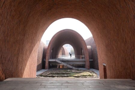 Jingdezhen Imperial Kiln Museum. Studio Zhu Pei. Cerámica china | 15 view from the amphitheater to ming porcelain relicsschranimage
