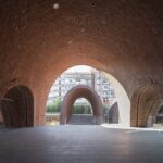 Jingdezhen Imperial Kiln Museum. Studio Zhu Pei. Cerámica china | 17 view from the exhibition hall to amphitheaterschranimage