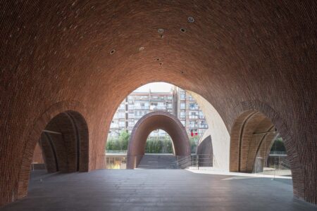 Jingdezhen Imperial Kiln Museum. Studio Zhu Pei. Cerámica china | 17 view from the exhibition hall to amphitheaterschranimage