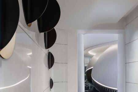Poly F.S. Skyline Garden. Neo Art Deco. Interiorismo excéntrico. T.K. Chu Design | 17 a view from elevator hall to vr room ting wang