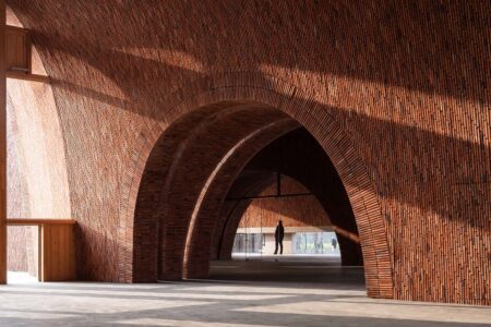 Jingdezhen Imperial Kiln Museum. Studio Zhu Pei. Cerámica china | 22 view from the foyer to teacafeschranimage