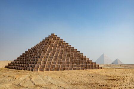 Translucent Pyramid. Rashed Al Shashai. Forever is now. Pirámides de Giza. Antiguo Egipto. | 28_art_egypte_forever_is_now_iii_translucent_pyramid_rashed_al_shashai_roomdiseno