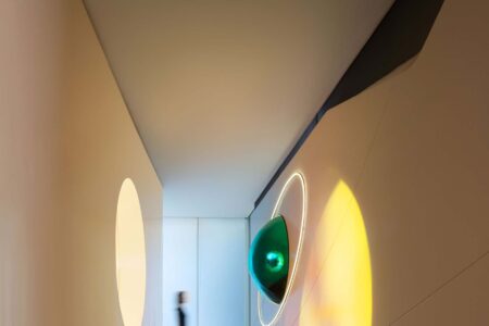 Poly F.S. Skyline Garden. Neo Art Deco. Interiorismo excéntrico. T.K. Chu Design | 32 a hole opend on the wall between corridor and sand table area ting wang