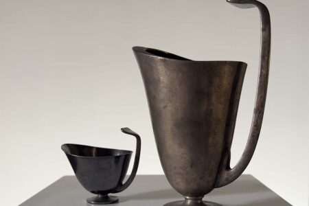 Prototipos de taza y jarra para Plata de Meneses. Luis M. Feduchi y Javier Feduchi. 1956. Foto: Pedro Reula. Madrid, alfar de modernidad. Madrid Design Festival 2023 | 4feduchimeneses