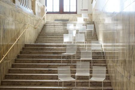 Mimicry chairs. Victoria and Albert Museum, Londres 2012. nendo | 506b596928ba0d4b04000155_instalaci n mimicry chairs nendo_v_a_nendo11 jpg