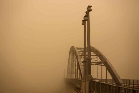 Concurso de fotografía Sony World Photography Award 2021 | a city under dust clouds