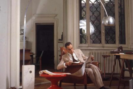 Achille Castiglioni con la lámpara Arco. Foto: © Cortesís Fondazione A. Castiglioni | a castiglioni with arco_courtesy fondazione a castiglioni