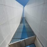 Palacio de congresos. AOE Architecture. Edificio blanco. Chapa perforada | aoe architecture roomdiseno10
