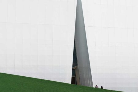 Palacio de congresos. AOE Architecture. Edificio blanco. Chapa perforada | aoe architecture roomdiseno12