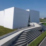 Palacio de congresos. AOE Architecture. Edificio blanco. Chapa perforada | aoe architecture roomdiseno13