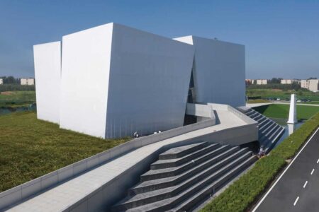 Palacio de congresos. AOE Architecture. Edificio blanco. Chapa perforada | aoe architecture roomdiseno13