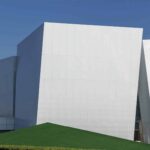 Palacio de congresos. AOE Architecture. Edificio blanco. Chapa perforada | aoe architecture roomdiseno14