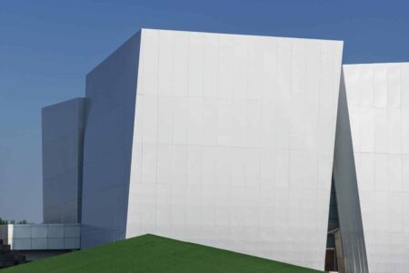 Palacio de congresos. AOE Architecture. Edificio blanco. Chapa perforada | aoe architecture roomdiseno14