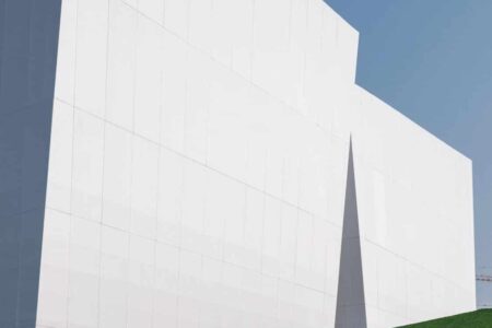 Palacio de congresos. AOE Architecture. Edificio blanco. Chapa perforada | aoe architecture roomdiseno15