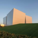 Palacio de congresos. AOE Architecture. Edificio blanco. Chapa perforada | aoe architecture roomdiseno16