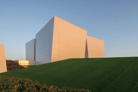 Palacio de congresos. AOE Architecture. Edificio blanco. Chapa perforada | aoe architecture roomdiseno16