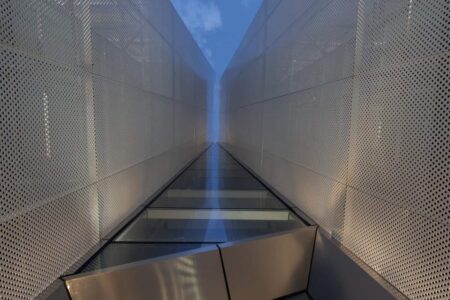 Palacio de congresos. AOE Architecture. Edificio blanco. Chapa perforada | aoe architecture roomdiseno17