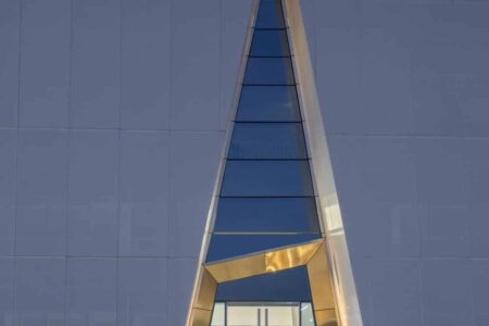 Palacio de congresos. AOE Architecture. Edificio blanco. Chapa perforada | aoe architecture roomdiseno18