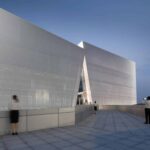 Palacio de congresos. AOE Architecture. Edificio blanco. Chapa perforada | aoe architecture roomdiseno19
