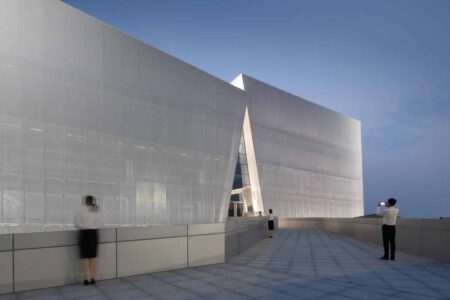 Palacio de congresos. AOE Architecture. Edificio blanco. Chapa perforada | aoe architecture roomdiseno19