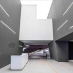 Palacio de congresos. AOE Architecture. Edificio blanco. Chapa perforada | aoe architecture roomdiseno2