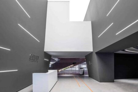 Palacio de congresos. AOE Architecture. Edificio blanco. Chapa perforada | aoe architecture roomdiseno2