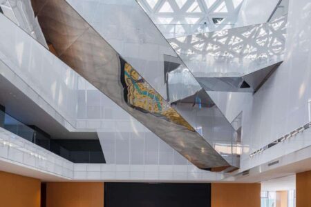 Palacio de congresos. AOE Architecture. Edificio blanco. Chapa perforada | aoe architecture roomdiseno3