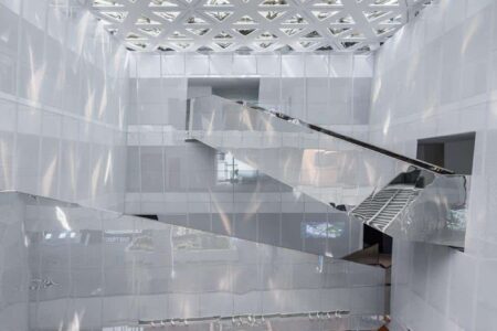 Palacio de congresos. AOE Architecture. Edificio blanco. Chapa perforada | aoe architecture roomdiseno4
